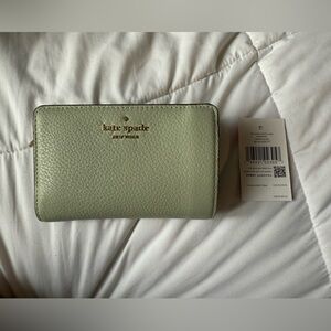 Medium compact bifold wallet